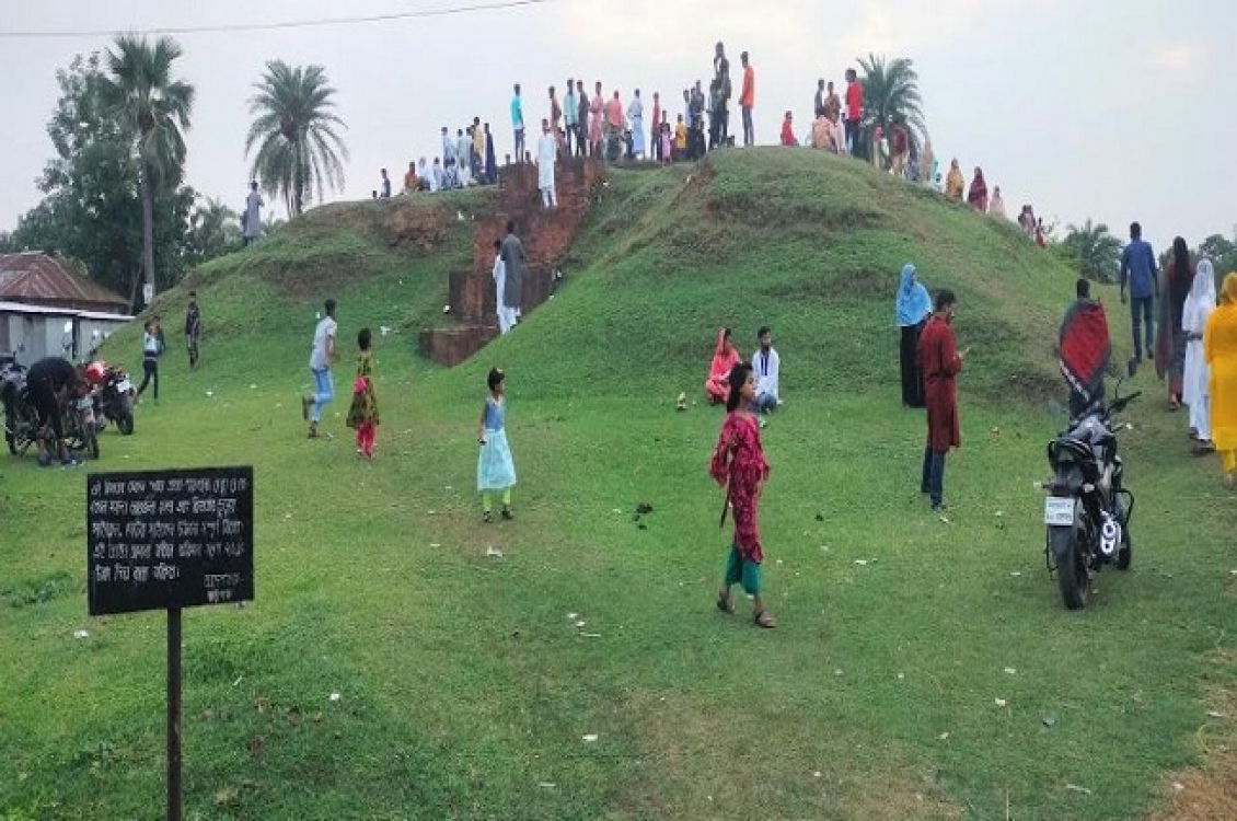 হলুদ বিহারে দর্শনার্থীদের উপচেপড়া ভিড় 